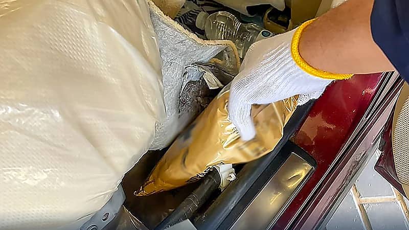 إحباط تهريب 100 كجم من الحشيش مخبأة في أرضية مركبة ..صور