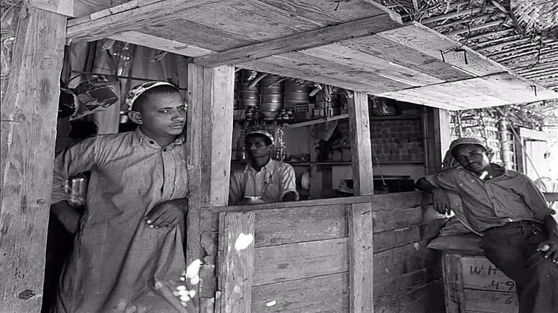 صورة نادرة لمتجر مخصص لبيع الأواني في بقيق قبل 76 عاماً