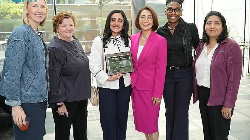 سعودية تفوز بجائزتين علميتين بجامعة هارفارد ..صور