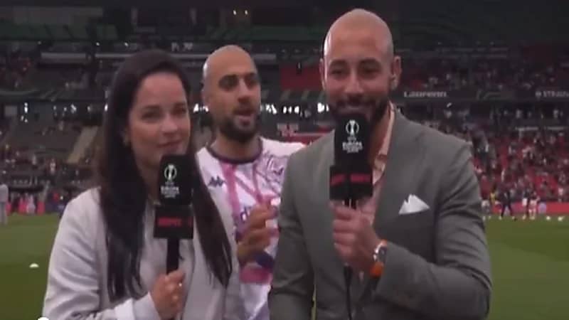 سفيان مرابط يفاجأ أخيه على الهواء بقبلة أخوية .. فيديو