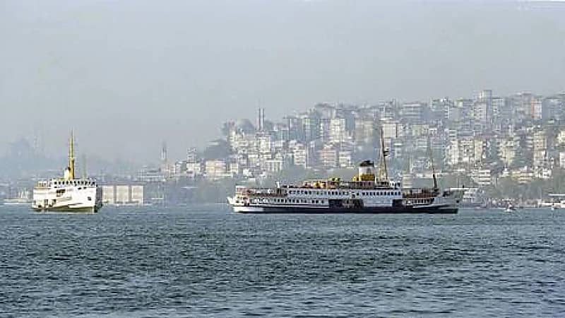 تركيا تقرر رفع رسوم مرور السفن عبر مضيقي البوسفور والدردنيل الشهر القادم