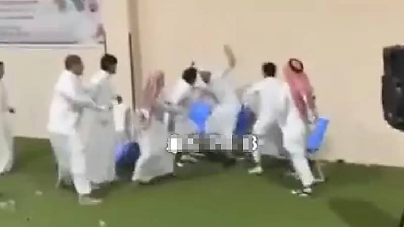 مشاجرة وضرب بالعقال والكراسي بين طلاب خلال الحفل الختامي - فيديو