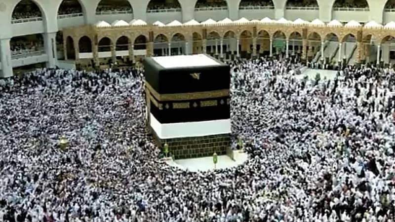 المعتمرون يرسمون هندسة إلهية بانسيابية عالية حول البيت العتيق .. فيديو