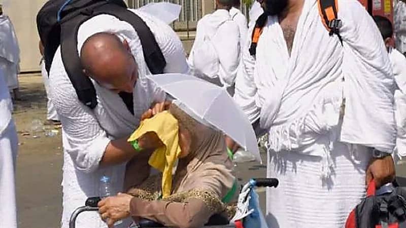 خطوات ضرورية لإنقاذ الحاج المصاب بضربة شمس .. فيديو