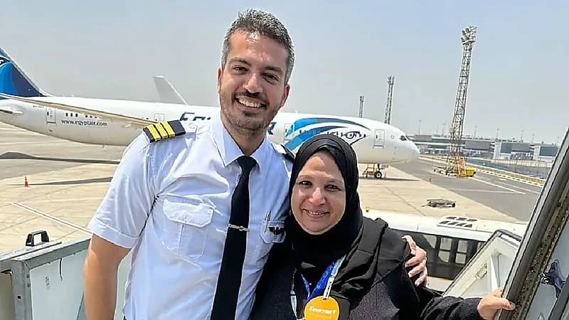 الطيار المصري الذي فاجأ والدته وقاد طائرة أقلّتها للحج يروي التفاصيل - صور