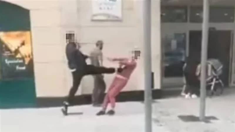 شخص يركل امرأة بقوة ف وجهها ويسقطها أرضاً