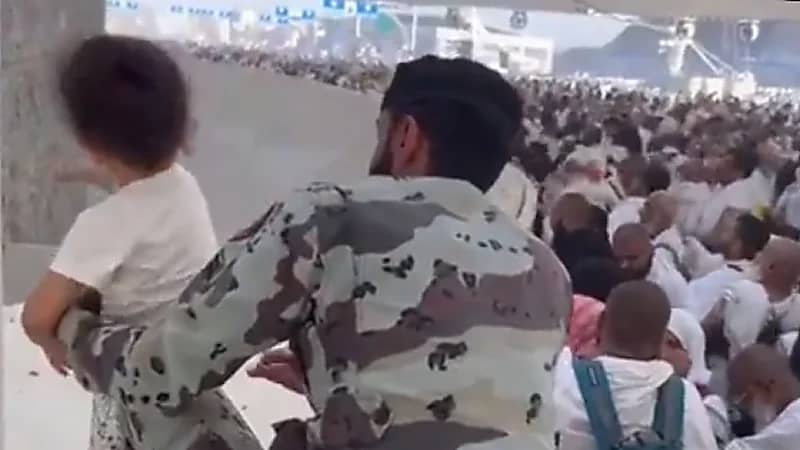 رجل أمن يساعد طفلة صغيرة على رمي جمرة العقبة .. فيديو