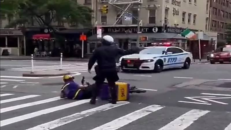 شرطي يعتدي على عامل توصيل أثناء موكب بايدن.. فيديو