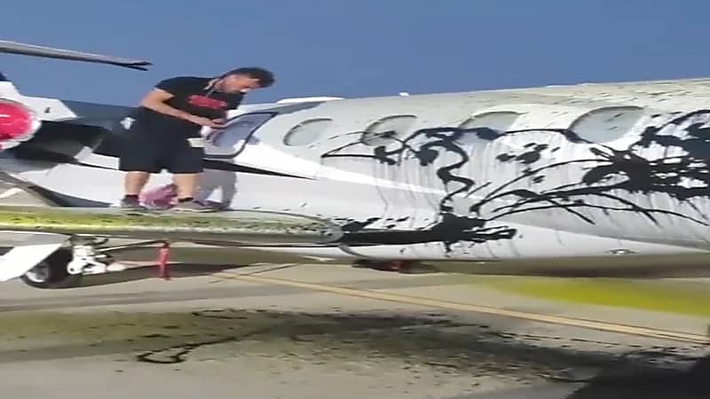 3 أشخاص يقتحمون مطار إبيزا ويتسببون في تعطيل الحركة الجوية .. فيديو