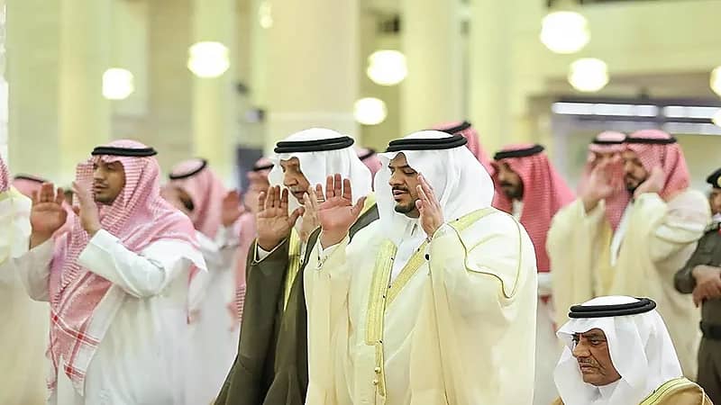 نائب أمير الرياض يؤدي صلاة الميت على الأميرة حصة بنت عبدالله...صور