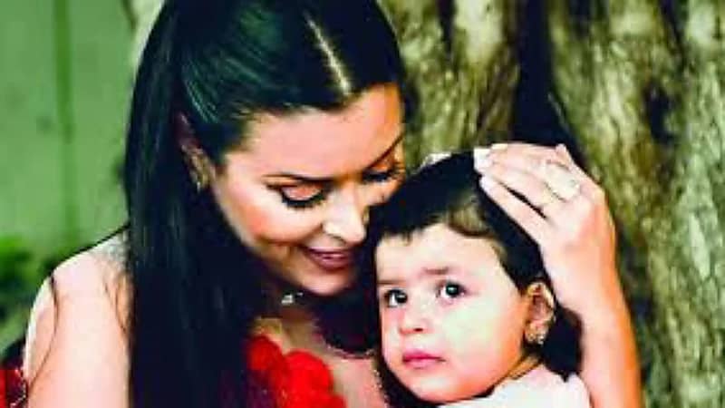 طليق إعلامية كويتية يخطف ابنته من أحضان والدتها  ..  فيديو