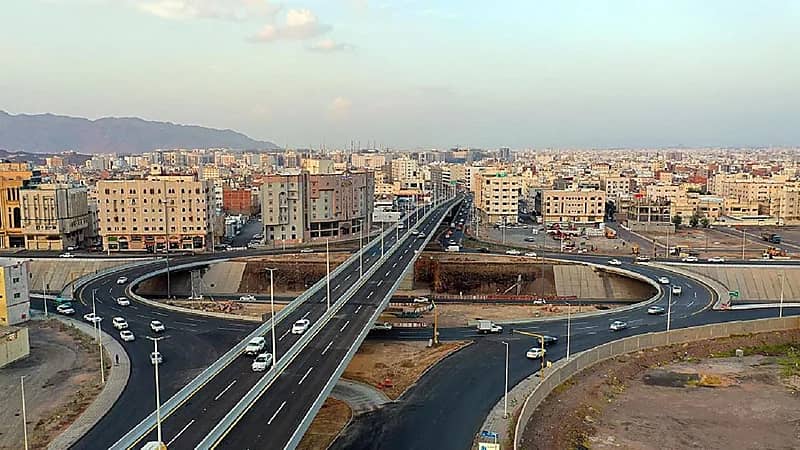 المرور تغلق تقاطع أحد الجسور بالمدينة