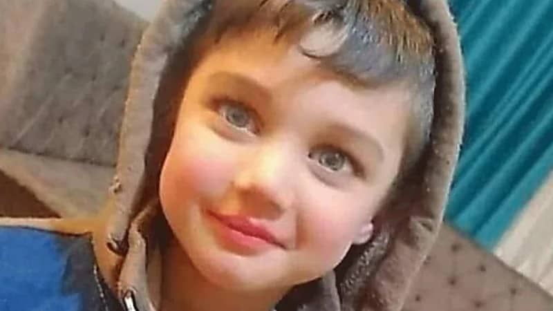 وفاة طفل عذبته زوجة أبيه صعقاً بالكهرباء