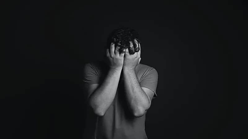 شاب ينسى ذكريات حياته بسبب المخدرات ولا يتذكر سوى وفاة أمه.. فيديو