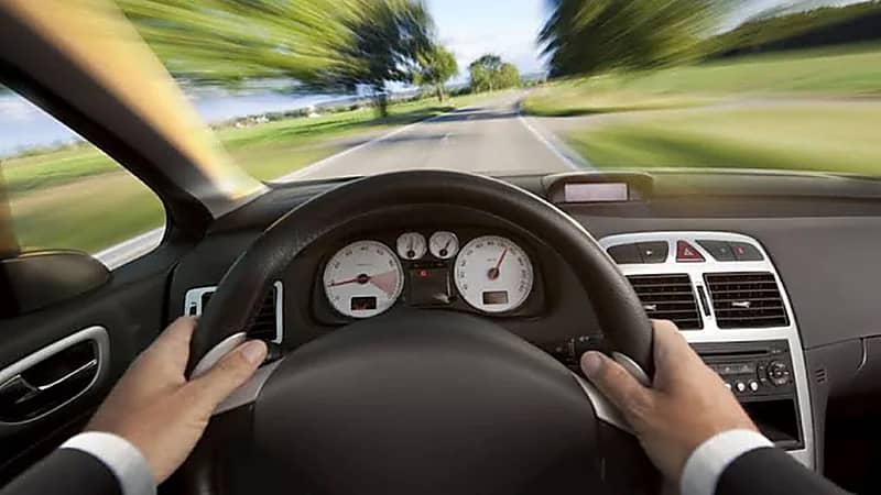 عادات مهمة أثناء القيادة قد تضر بمركبتك دون علمك