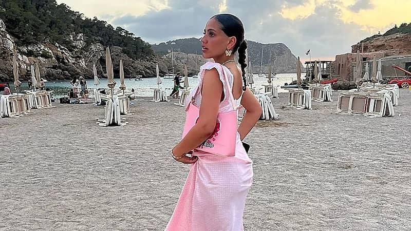 ابنة عمرو دياب ترد على منتقدي صورتها بالبكيني