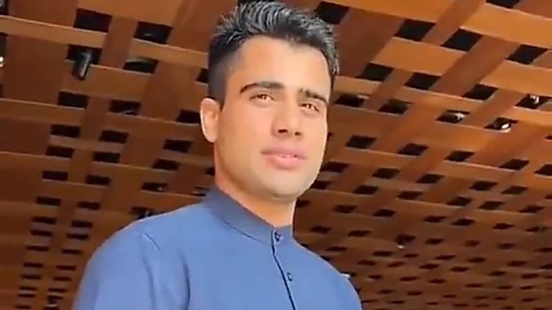 إيمان فيصل تتغزل بـ نادل هندي: أنت حرام جرسون .. فيديو