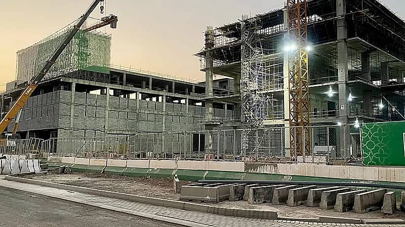 جانب من تنفيذ أعمال البرج الفندقي لعلامة هيلتون بالمدينة ..صور