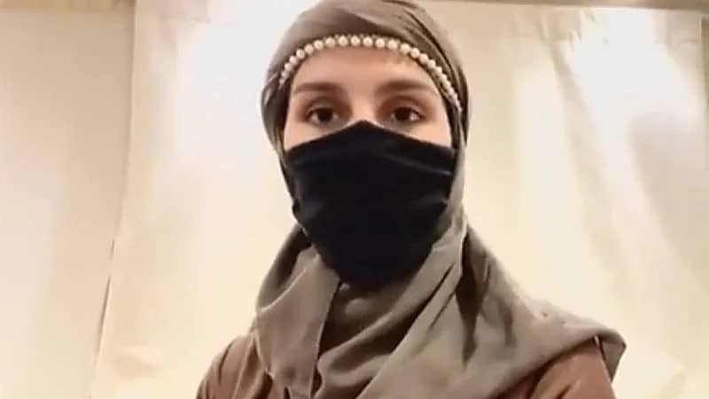 فارسة تعتزل حياة المدينة وتكتفي بحياة الخيول في البادية..فيديو