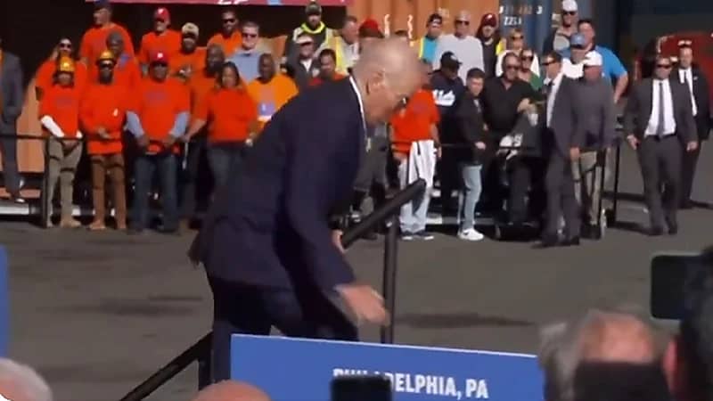 بايدن يتعثر خلال صعوده السلالم .. فيديو