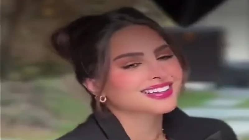 خبيرة مظهر : تعلمي هذي الضحكة وزوجك ما يقدر يقولك لا.. فيديو