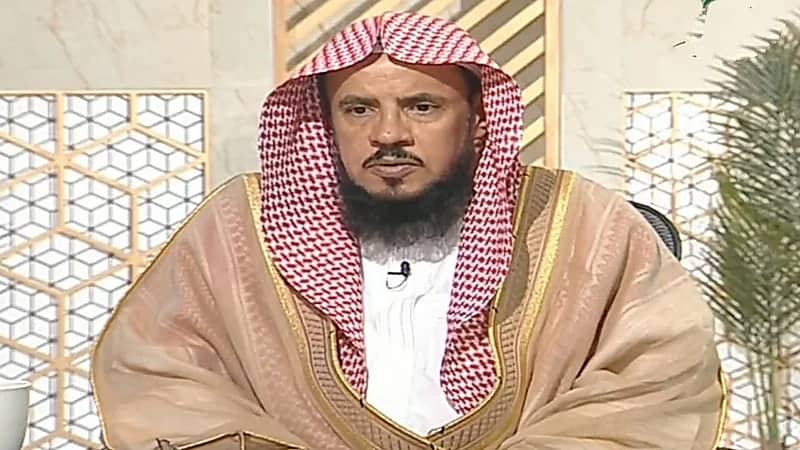 السبر يوضح حكم الصلاة بالحذاء.. فيديو