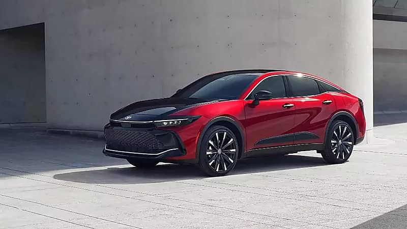 مقارنة بين سيارة تويوتا كراون ماجيستا وبريميوم 2023 .. فيديو