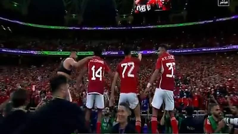 احتفال لاعبي الأهلي المصري مع الجماهير .. فيديو