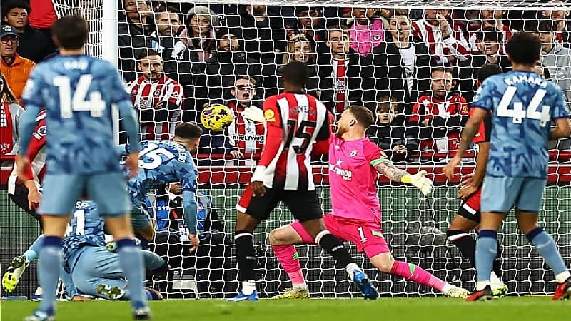 أستون يفوز على برينتفورد بثنائية