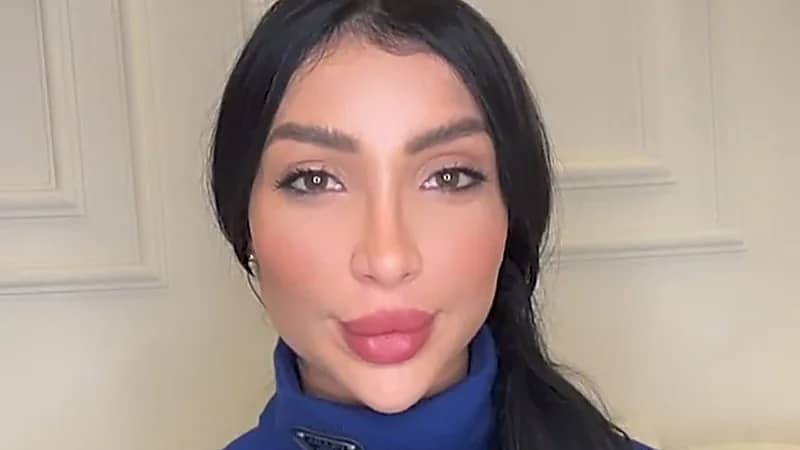 دنيا بطمة توثق لحظة إزالة الفيلر من شفتيها .. صور