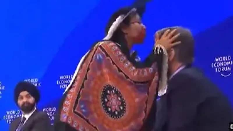 مشهد غريب لزعيمة من الأمازون تنفخ على الرؤوس .. فيديو