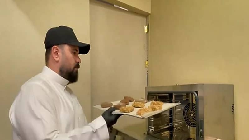 شابان يحولان طبقا شعبيا محليا إلى منتج غذائي عالمي بنكهة التمر.. فيديو