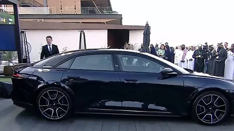 لحظة الكشف عن أسرع سيارة سيدان كهربائية في العالم..فيديو