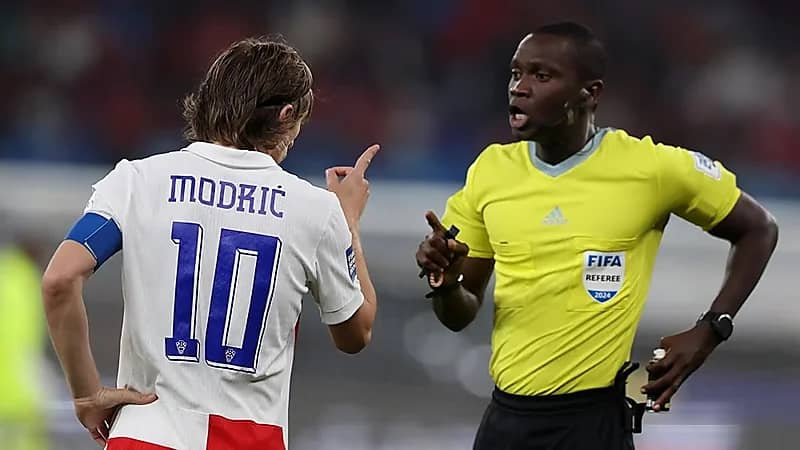 مشجع مصري يثير غضب مودريتش بتوجيه أشعه الليزر على وجهه .. فيديو