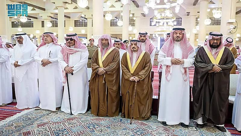 أمير الرياض يؤدي صلاة الميت على صاحب السمو الملكي الأمير منصور بن بدر .. صور