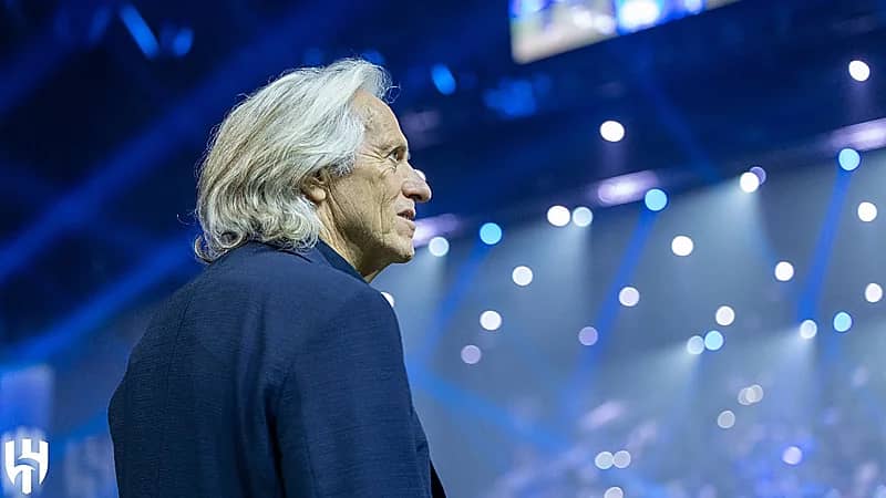 جيسوس ولاعبو الهلال يلتقطون صورة تذكارية بمناسبة التتويج .. فيديو