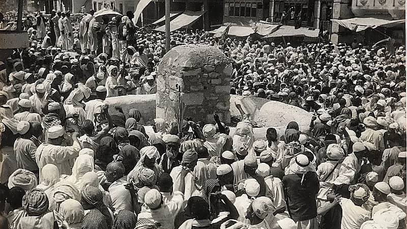 لقطة نادرة لحجاج يلقون الجمرة الوسطى في الخمسينيات الميلادية