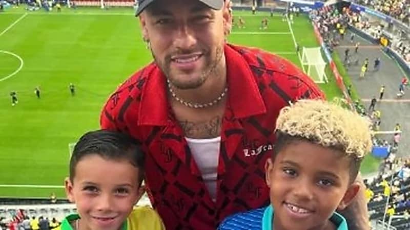 نيمار يظهر برفقة أبناء كيم كاردشيان بقميص الهلال .. صورة