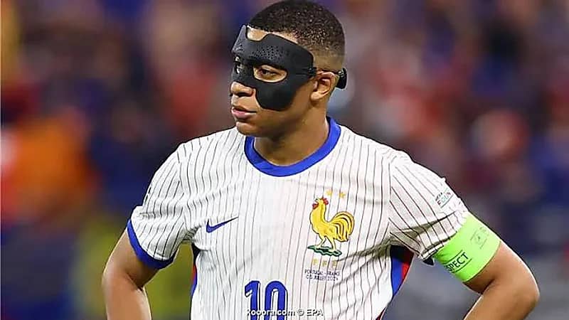 كيليان مبابي برفقة عائلة كريستيانو رونالدو .. صورة