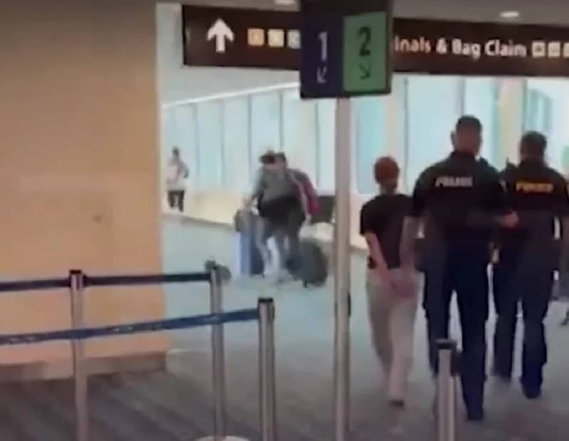 ‏"عضت كتف المضيف".. طاقم طائرة أُجبر على التوقف بسبب راكبة ..فيديو