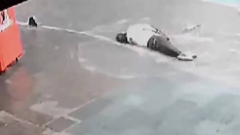 فتاة تتعرض لصعق كهربائي ووفاة صديقها معها أثناء محاولة إنقاذها .. فيديو