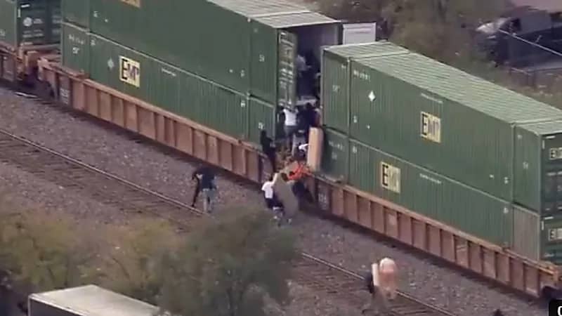 نهب جماعي لقطار متوقف يجر حاويات شحن في شيكاغو.. فيديو