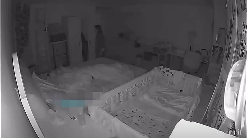 لقطات صادمة لمربية تخنق طفل رضيع وتضـربه بقوة .. فيديو