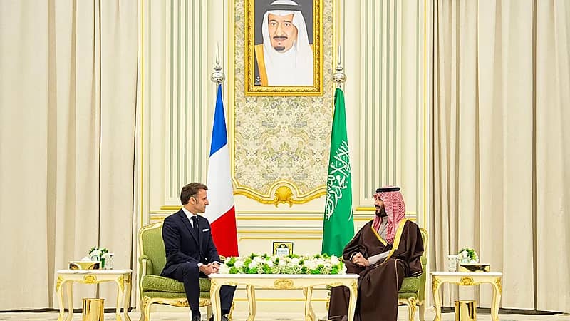 ولي العهد وماكرون يعقدان لقاءً موسعًا.. صور