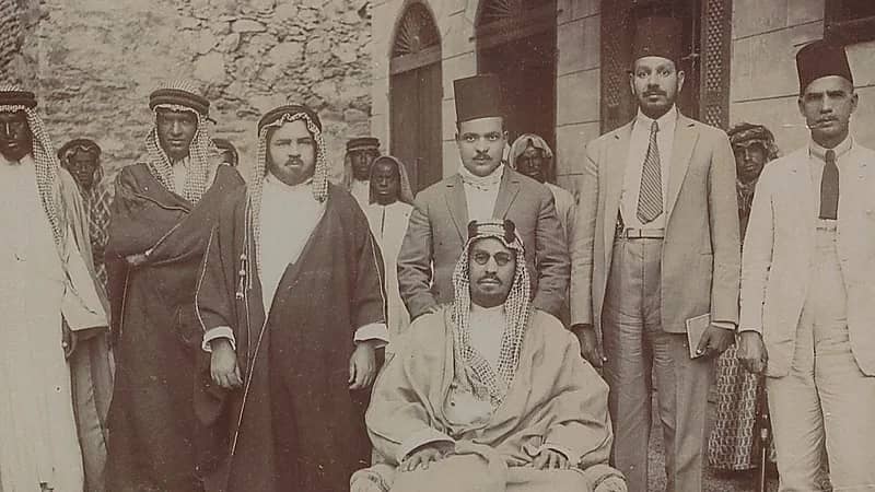 صورة نادرة للملك عبدالعزير وسالم هنداوي بعد عملية بالعين قبل 98 عامًا