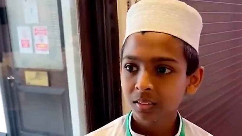 طفل سريلانكي يثير الإعجاب بقراءته العذبة للقرآن الكريم.. فيديو