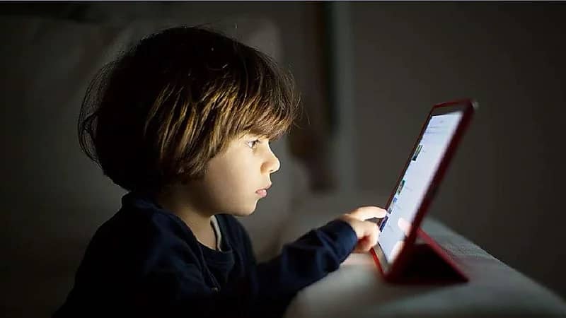 أخصائي : الشاشات تقلل تركيز الطفل إذا زاد استخدامها لساعات.. فيديو