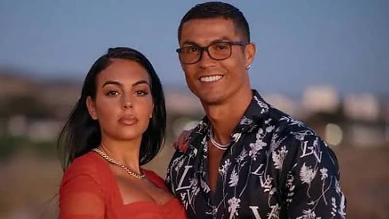 محللة لغة جسد تكشف توتر العلاقة بين جورجينا وعائلة رونالدو .. فيديو