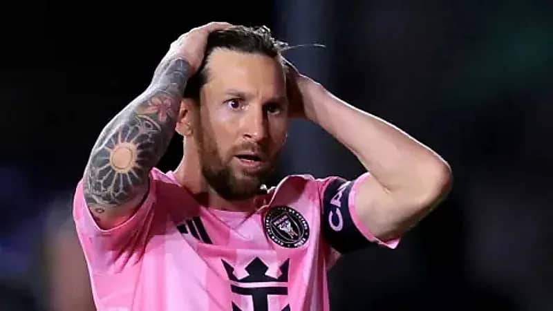 ميسي في ورطة بعد اعتدائه على الحكم  ..  فيديو