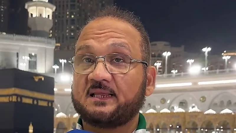 الكشفي عبدالحليم السبحي يخدم المعتمرين من سن المراهقة إلى المشيب .. فيديو